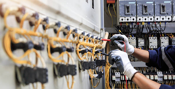 Professional Electrician technician working in Ridgetop, TN